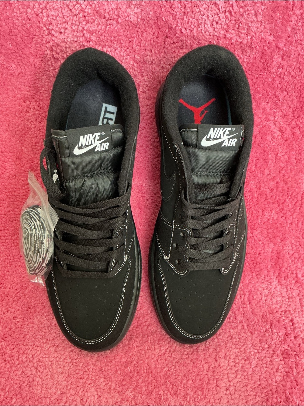 Nike Men’s Black Low-Top Sneakers with White Logo